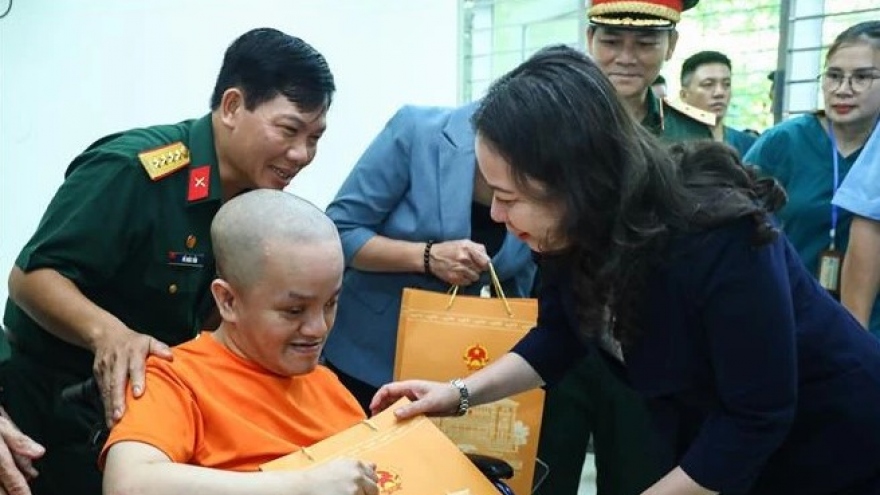 Vice President visits AO/dioxin victims in Hanoi